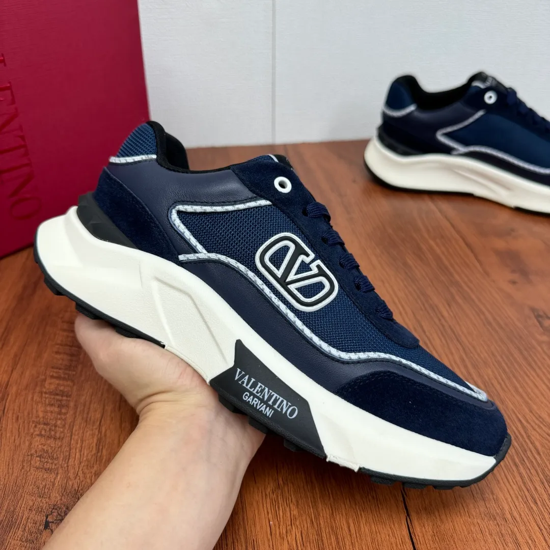 [Valentino] Top P: 820💰 Size: 39-44 leather shoe size (can be customized 38.45 cannot be returned or exchanged) VALENTION/Valentino FREEDOTS series new spring and summer men's sports shoes Lightweight and breathable casual thick-soled men's shoes Classic contrasting splicing design Suede cowhide stitching nappa calfskin + breathable technical mesh material Hot glue brand pattern badge logo details Delicate calfskin feet Lightweight mesh lining, ultra-light TPU foam rubber outsole, sports version, thick-soled style design, easy and versatile, multiple colors available, able to meet various matching needs, complete package! Item number: HL6688 blue